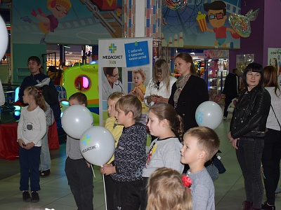 На празднике в «ГРИННЛАНДИИ» вручили сертификаты от «Медассист kids»