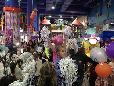 На празднике в «ГРИННЛАНДИИ» вручили сертификаты от «Медассист kids»
